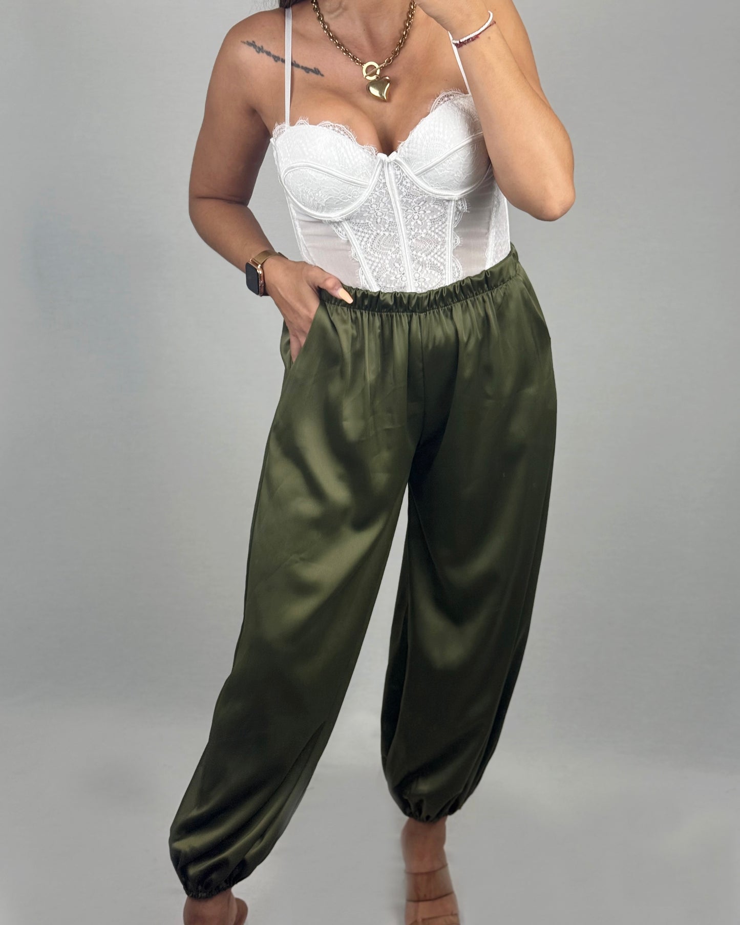 PANTALÓN SATINADO OLIVA