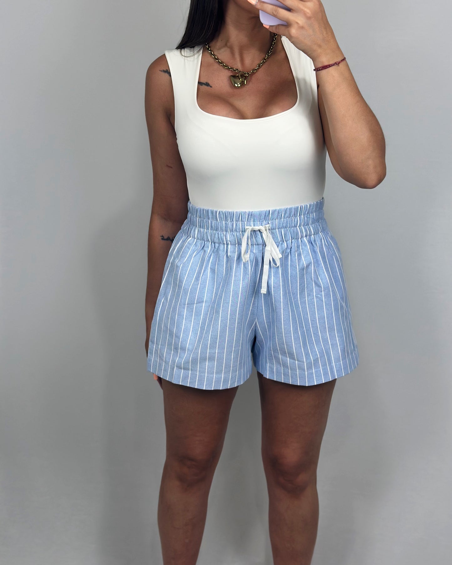 SHORT AZUL LÍNEAS