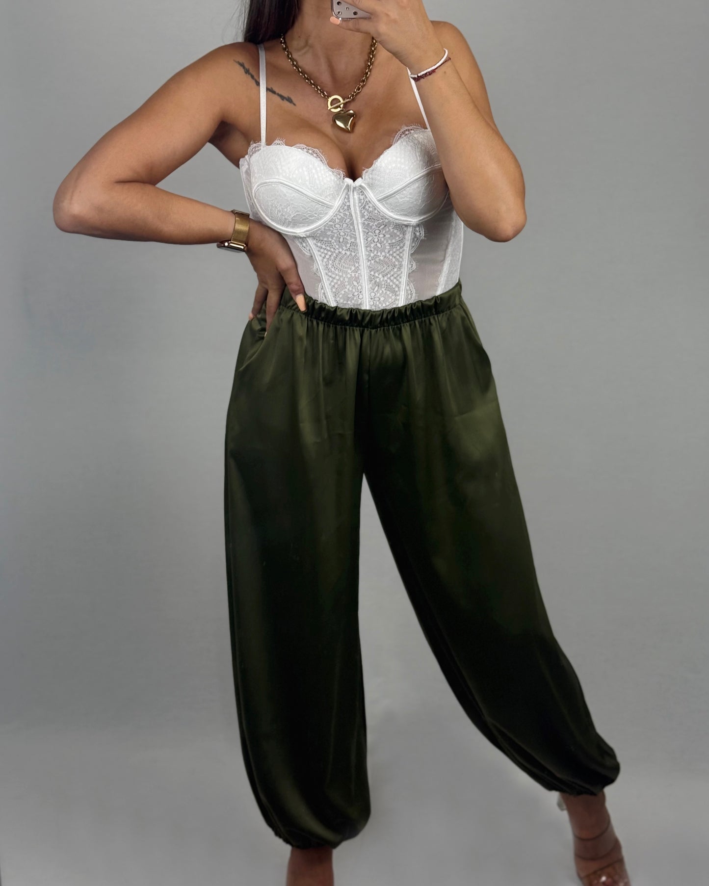 PANTALÓN SATINADO OLIVA