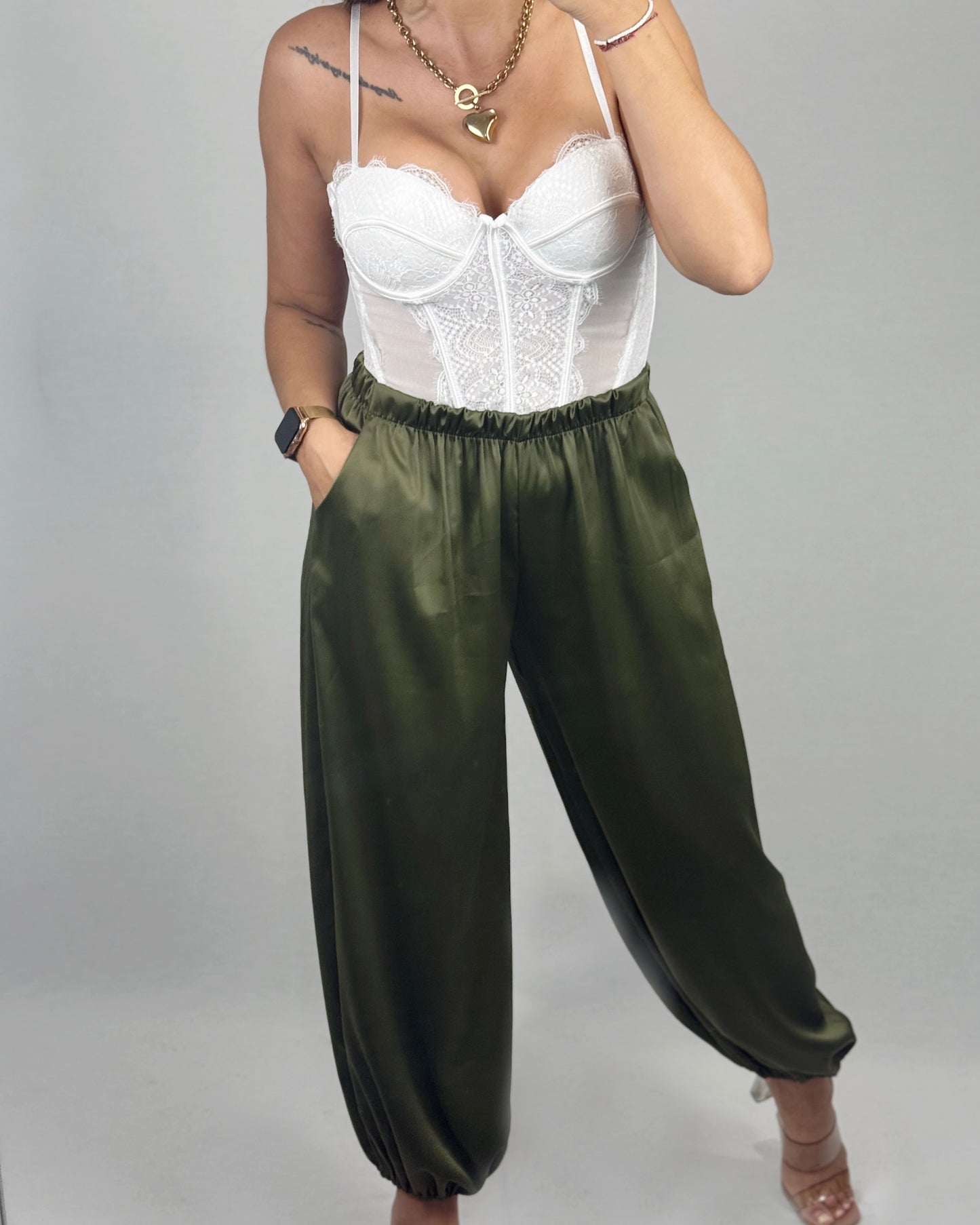 PANTALÓN SATINADO OLIVA