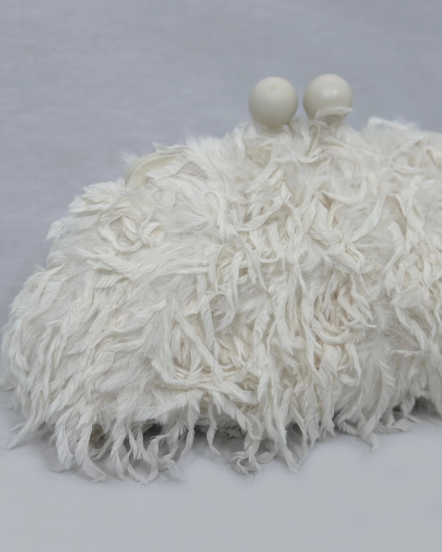 CLUTCH PLUMAS BLANCO