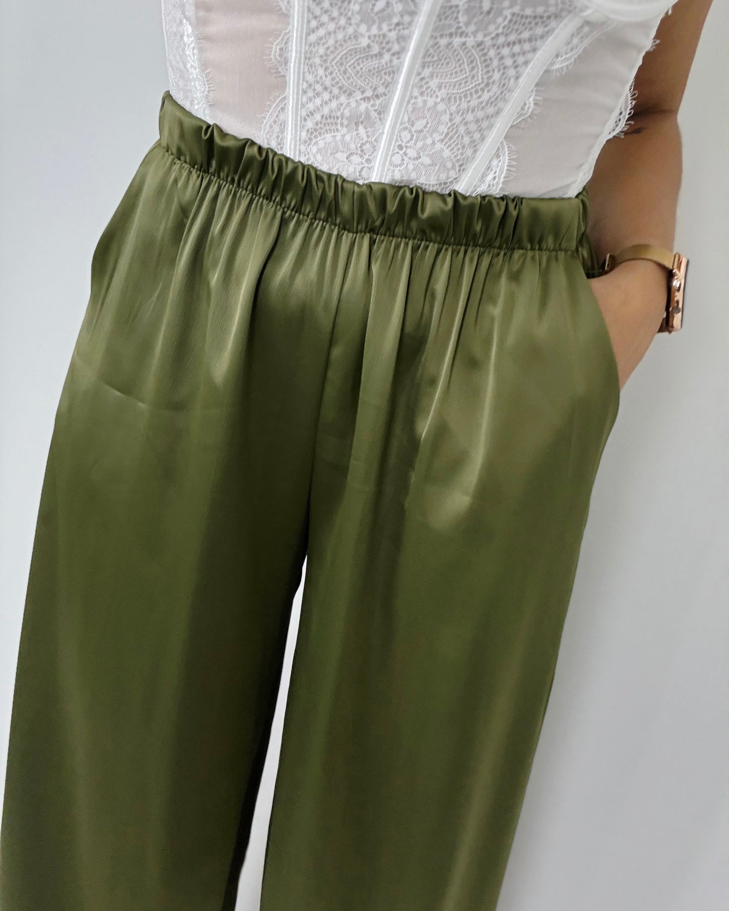 PANTALÓN SATINADO OLIVA