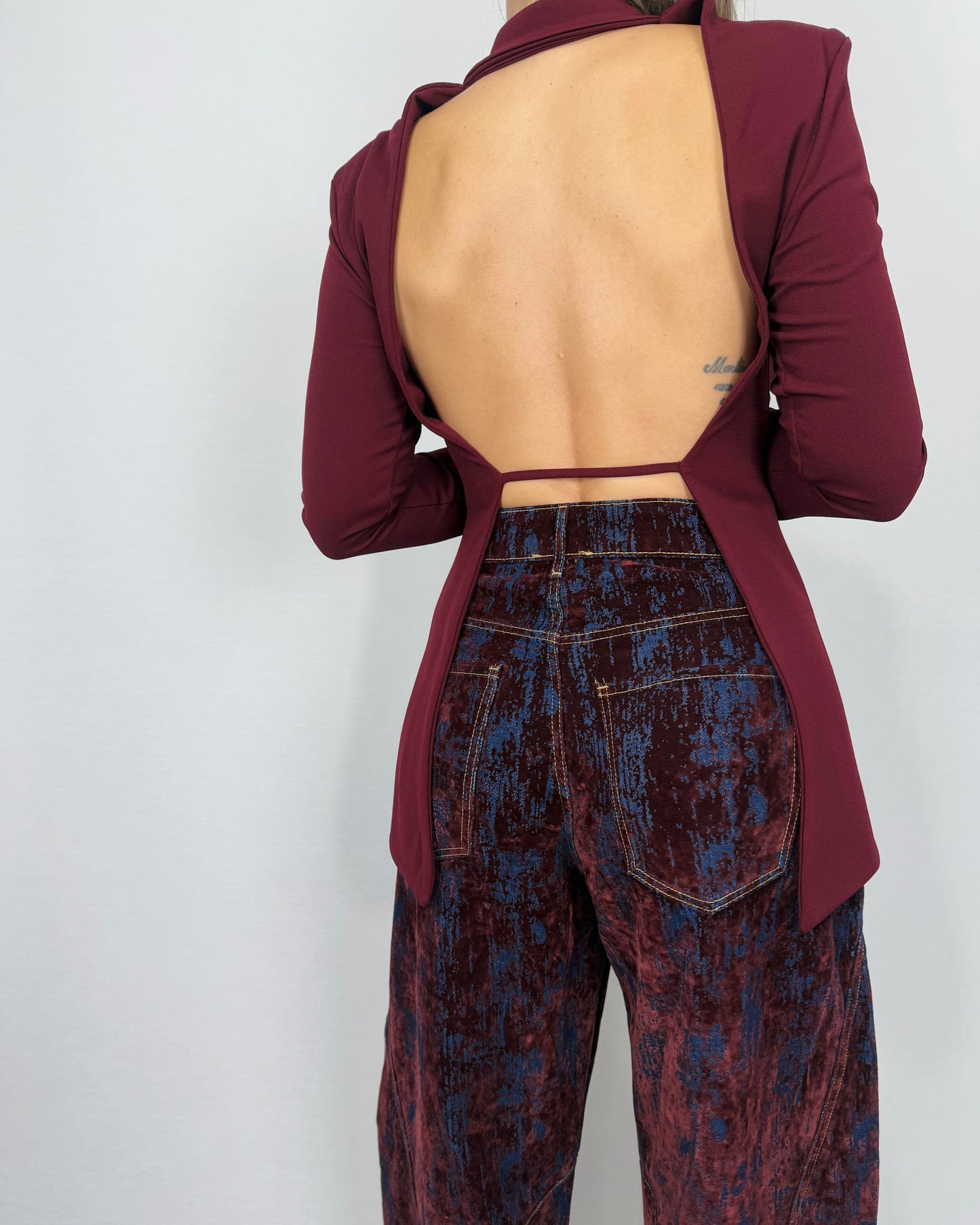 BLAZER ESCOTE BURDEOS