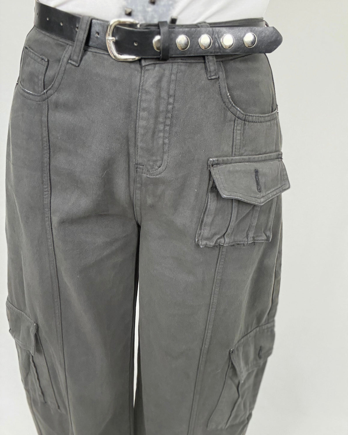 PANTALÓN DENIM GRIS