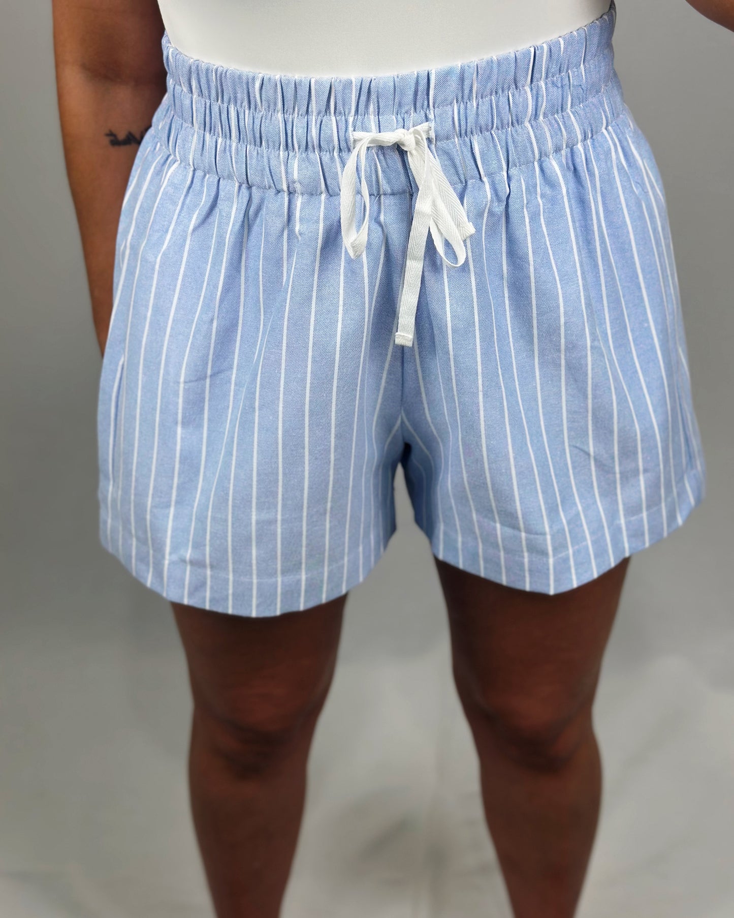 SHORT AZUL LÍNEAS